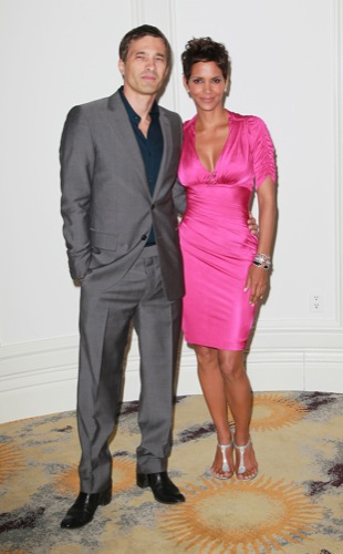 Illustration for article titled Halle Berry Rocks The Red Carpet